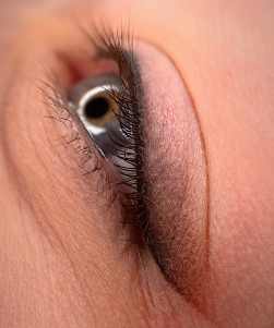 Zbliżenie oka z permanentną kreską eyeliner na powiece